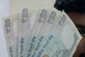 Businessman hands model Rs 84,000 fake cash; nabbed in Bandra